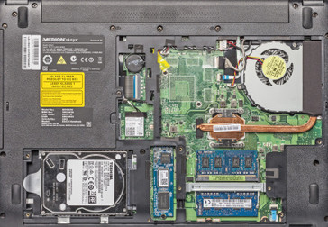 Nach Öffnen der Bodenplatte sind SSD, Festplatte, RAM und WLAN Modul zugänglich