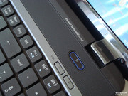 Ein frei belegbarer Knopf befindet sich rechts über der Tastatur.