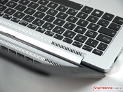 Der Luftauslass versteckt sich hinter dem Scharnier.