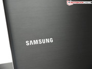 Der Displaydeckel vermittelt den Eindruck von gebürstetem Aluminium, ...