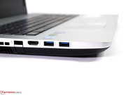 ...die oft benutzen Schnittstellen weit vorne befinden und damit mit angeschlossenen Kabeln auch eher stören.