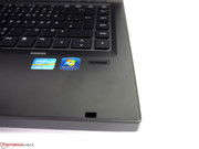 Das Display wird wie gewohnt von einem Doppelhakenverschluss im geschlossenen Zustand gehalten.