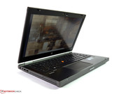 Lediglich die Auflösung von 1.600 x 900 Bildpunkten und die hohe Maximalhelligkeit sind positive Aspekte.