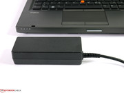 Das relativ kompakte Netzteil bietet genügend Leistung.