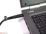Eine typische HP Unart ist auch hier der steif abstehende Netzanschluss.
