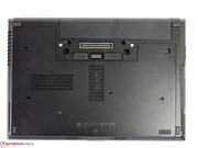 Die Unterbodenabdeckung ist schraubenlos befestigt.