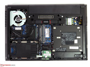 Unter der Abdeckung findet man alle wichtigen Komponenten.