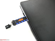 ...wie auch etwas breitere Speichersticks lassen sich nicht ausreichend hineinschieben.