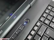 Die obere Leiste sowie die Tastatur müssen entfernt werden, um an zwei der vier RAM-Steckplätze gelangen zu können.