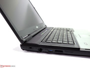 Eingesteckte Speicherkarten ragen zu einem Drittel aus dem Card Reader heraus.