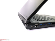 Die Scharniere reichen für den Desktopeinsatz aus.