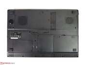 Unter den Abdeckungen am Unterboden findet man fast alle wichtigen Komponenten.