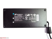 Das Netzteil ist ausreichend dimensioniert, aber groß und schwer.