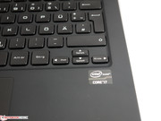 Kleine und eng beieinander liegende vertikale Pfeiltasten.