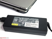 Auch das Netzteil liefert mit 100 Watt eine ausreichend hohe Nennleistung.