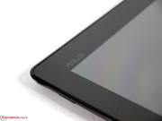 Der Asus-Schriftzug auf der Vorderseite fällt sehr dezent aus.