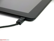 Ein USB-Kabel befindet sich im Lieferumfang und wird für die Verbindung zum Netzteil benötigt.