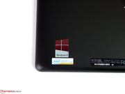 Auf der Rückseite erkennt man die wesentlichen Unterschiede zur vorherrschenden Tablet-Konkurrenz.