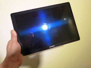 Der AMOLED-Bildschirm des Samsung Galaxy TabPro S erzeugt einen Starburst-Effekt unter punktförmigen Lichtquellen.