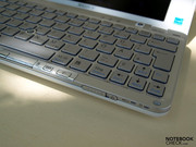 Schiebeschalter an der Vorderkante als Stromschalter als Alternative zum sonst üblichen Druckknopf.