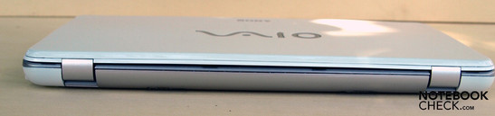 Rückseite: bündig abschließender 3-Zellen-Akku mit 16 Wh Kapazität