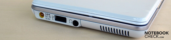 Links: Stromanschluss, USB-2.0, Kopfhörer, Lüfteröffnung (unbenutzt)