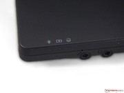 Vorne sind nicht nur LEDs und Audio-Anschlüsse...