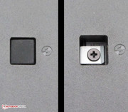 Hinter dem Gummipfropfen sitzt die Halteschraube des DVD-Brenners.