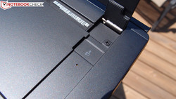 Der microSD-Kartenslot verbirgt sich hinter dem Klappständer