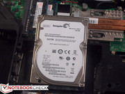 eine Festplatte sitzt rechts neben dem Akku