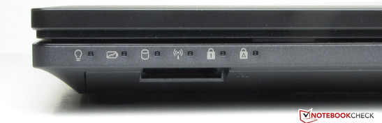 An der Vorderseite sitzt das Speicherkartenlesegerät (SD, MMC, Memory Stick, Memory Stick Pro).