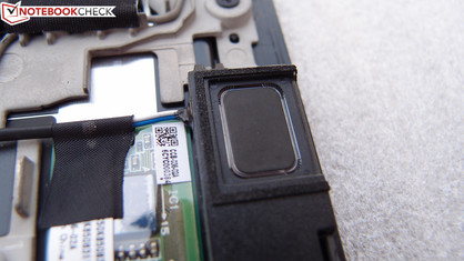 Einer der zwei sehr kleinen Lautsprecher