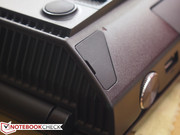 Eine aufgeklebte Abdeckung mit Schrauben darunter