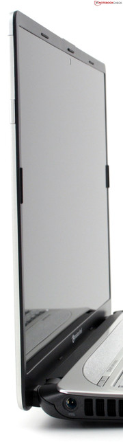 Packard Bell EasyNote NX69: Das 14-Zoll Panel mit dem dünnen Rahmen ist ein echter Blickfang. Die große Fläche wird durch eine Art Edge-to-Edge Kunststoff-Platte erzeugt, die vor dem Panel liegt.