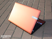 Angefangen mit dem roten Kunststoff-Deckel.