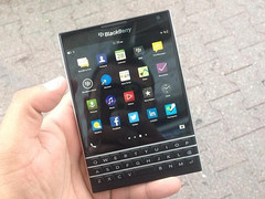 Quadratisch, praktisch, gut? Das BlackBerry Passport hat eine ungewöhnliche Form (Bild: CrackBerry.com)