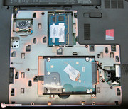 Ein Wartungsfach ist vorhanden.