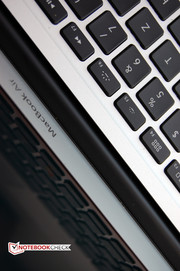 Ein durchgehendes Scharnier hält das Display in Position.