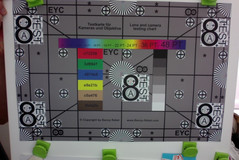 Test-Chart zeigt Farbräume in der Mitte und die geringe Auflösung des Sensors.