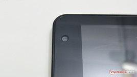 Auf dem Display befindet sich eine Schutzfolie aus Plastik.