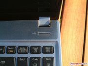 Auch der Power-Knopf hat eine weiße LED spendiert bekommen.