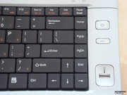 Der Power Knopf sowie auch der Fingerprint Reader befinden sich rechts neben der Tastatur,...