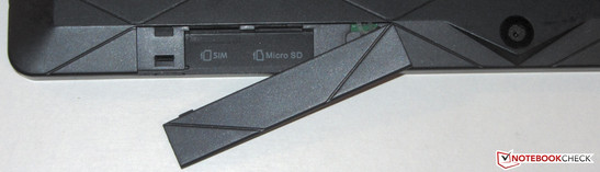 Hinter einer Klappe verstecken sich der MicroSD-Steckplatz und der SIM-Karten-Schlitz.