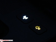 Die Hardware-Tasten für WLAN und Stummschaltung sind dezent illuminiert.