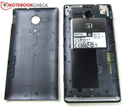 Unter der hinteren Abdeckung befinden sich der nicht herausnehmbare Akku, ein Micro-SIM-Slot ...