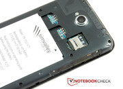 Darunter befinden sich Akku, zwei SIM-Slots und ein microSD-Schacht.