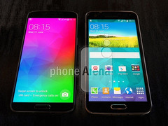 Das hochauflösende Galaxy F (links) neben dem Galaxy S5 - jedenfalls angeblich (Bild: phonearena.com)