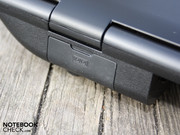 wird durch eine Gummiklappe abgedeckt.