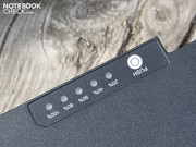 Immerhin zeigen Status LEDs am Akku den Ladezustand an.