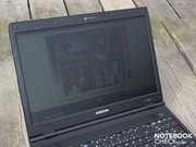 Die matte Anzeige ist lichtschwach, was unter Tageslicht stört.